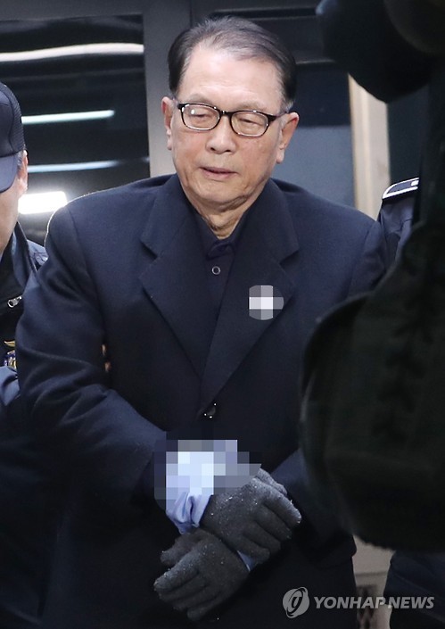 호송차에서 내리는 김기춘