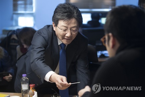 명함 주고 받는 유승민 의원