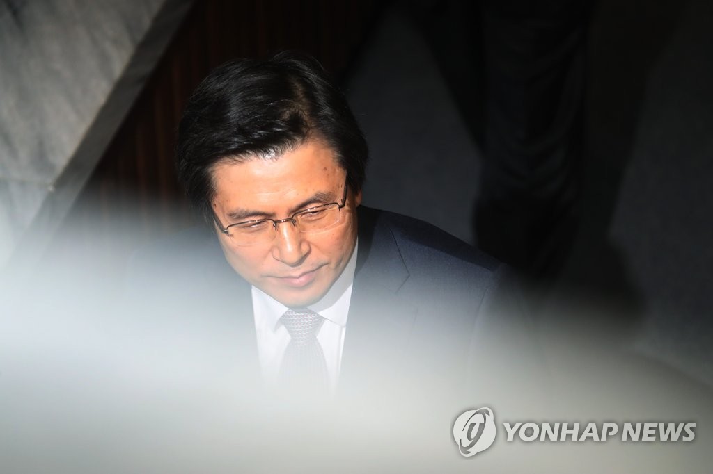 본회의장 떠나는 황교안