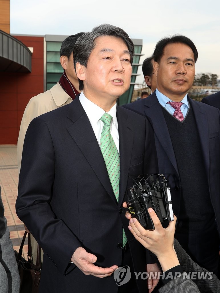 기자회견하는 안철수 전 대표