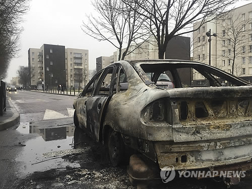 불에 탄 승용차…佛 인종 갈등 격화