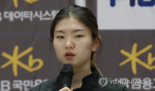 질문에 답하는 심석희