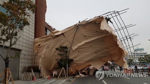 철거 중인 건물 안전펜스가 도로 덮쳐 '아찔'