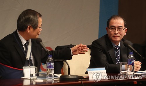 질문 듣는 태영호 전 공사