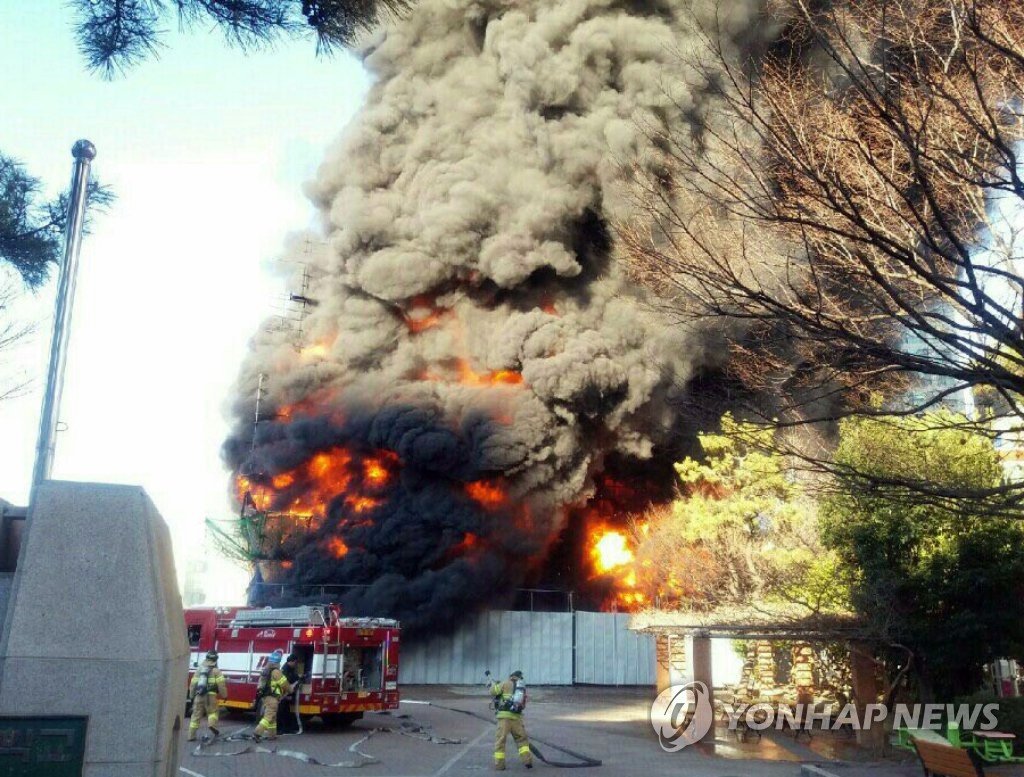 중학교 증축공사 건물 삼키는 불길
