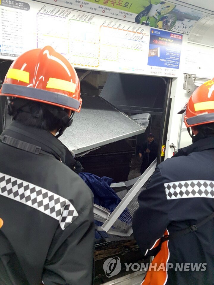 부산지하철 환풍기 붕괴, 전동차와 충돌