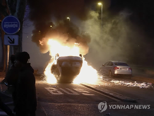 파리 근교 시위 격화…불타는 승용차