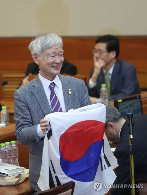 태극기 꺼내 든 서석구