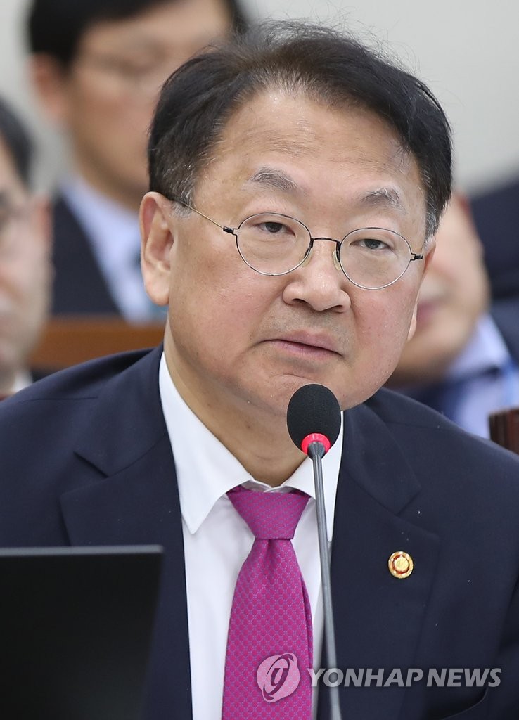 답변하는 유일호 부총리