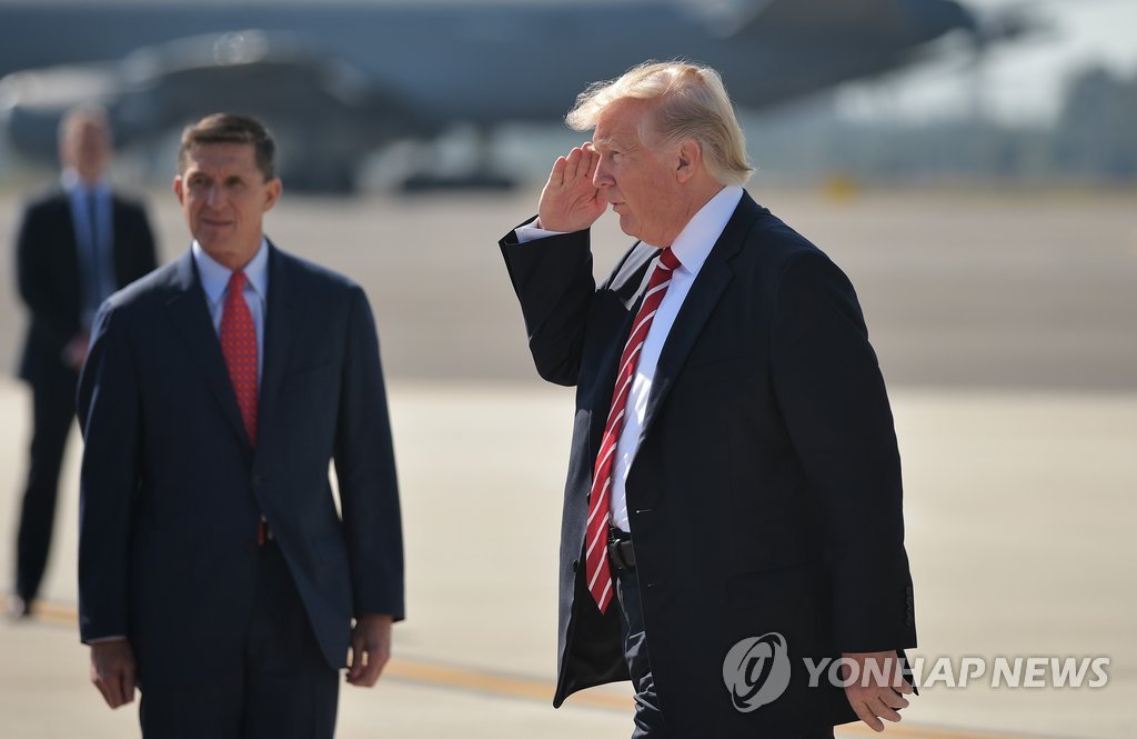 지난 6일 중부군사령부 방문 당시의 도널드 트럼프(오른쪽) 대통령과 마이클 플린