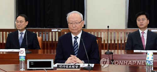 국회 정보위 간담회 참석한 이병호