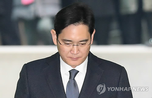 운명의 실질심사 앞두고 먼저 특검으로 (서울=연합뉴스) 김현태 기자 = 뇌물공여 등 혐의를 받는 이재용 삼성전자 부회장이 두 번째 구속영장 심사를 앞둔 16일 오전 서울 대치동 특별검사 사무실에 도착하고 있다. 2017.2.16 mtkht@yna.co.kr
