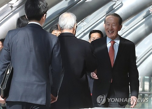 이사들 맞이하는 허창수 회장