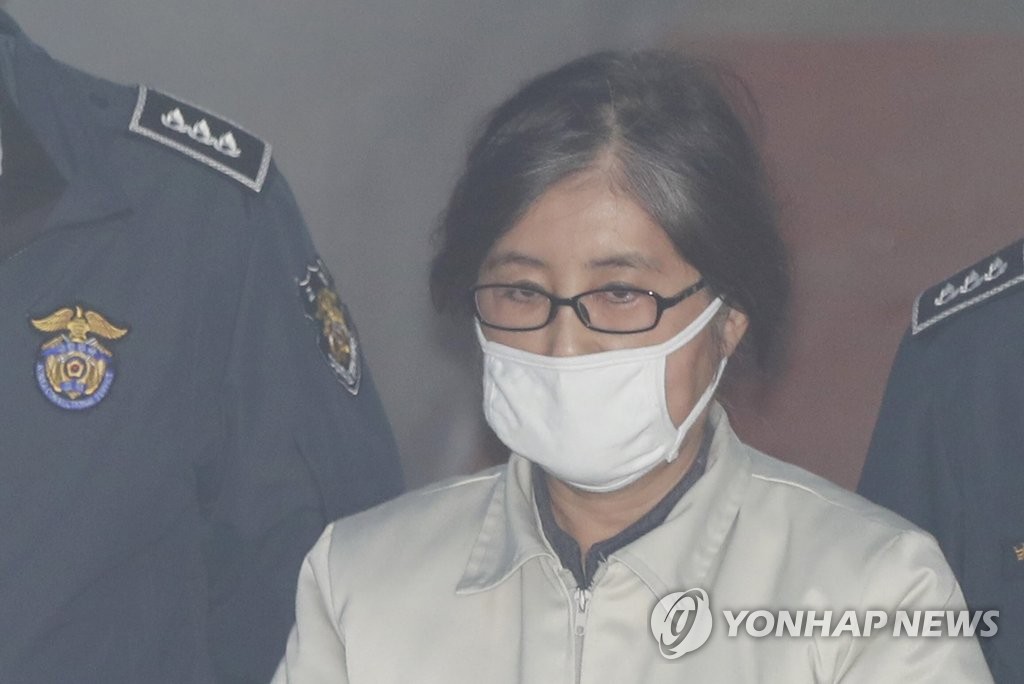 최순실의 눈빛 (서울=연합뉴스) 한종찬 기자 = 국정농단 사태의 주범인 '비선실세' 최순실씨가 17일 오후 서울 서초구 서울중앙지법에서 열린 속행 공판에 출석하기 위해 호송차에서 내려 법정으로 향하고 있다. 2017.2.17 saba@yna.co.kr
