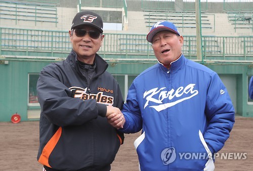 전지훈련장 방문한 김성근 감독