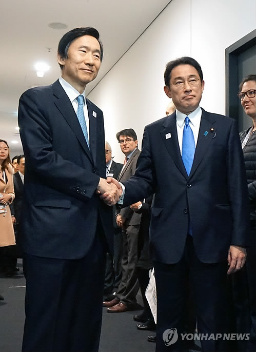 굳은 표정으로 악수하는 한일외교장관