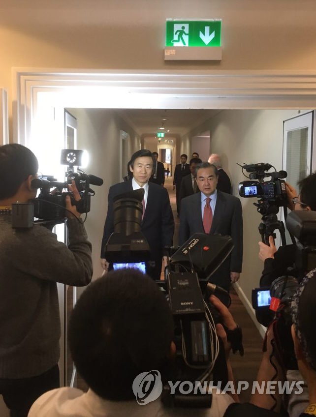 회담장으로 들어오는 한중 외교장관