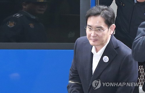 호송차에서 내리는 이재용