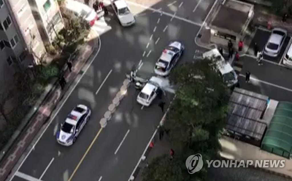 경찰, 아파트서 난폭운전 남성 공포탄 쏴 검거