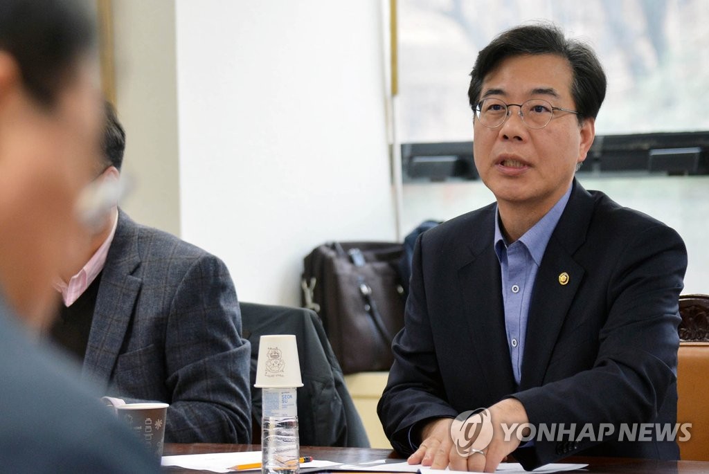 재정상황점검회의 주재하는 송언석 차관