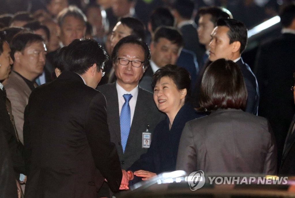 지지자들과 인사하는 박 전 대통령