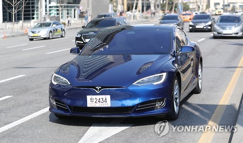 도로 위의 테슬라