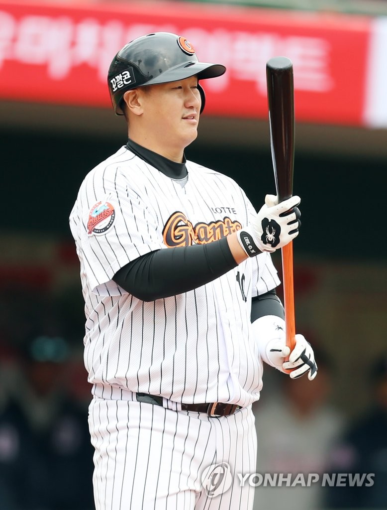 대타 나온 이대호