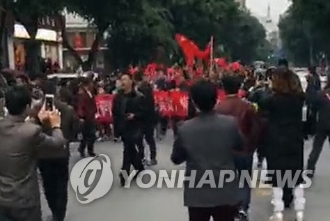 쓰촨성서 '반한' 시위대 행진