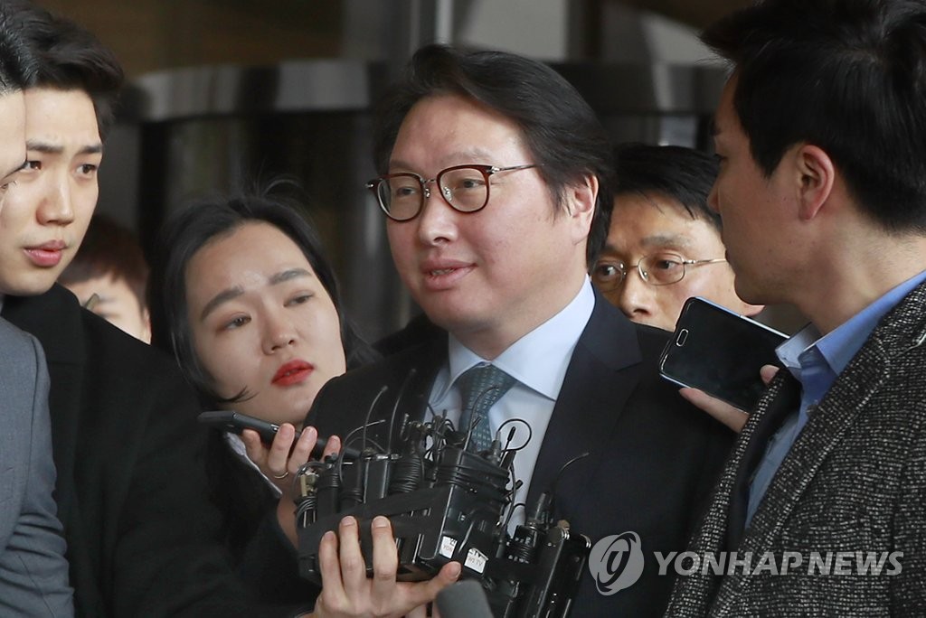 최태원 SK그룹 회장이 18일 오후 검찰 조사를 받기 위해 서울 서초구 서초동 서울중앙지검에 들어서며 취재진의 질문을 받고 있다.