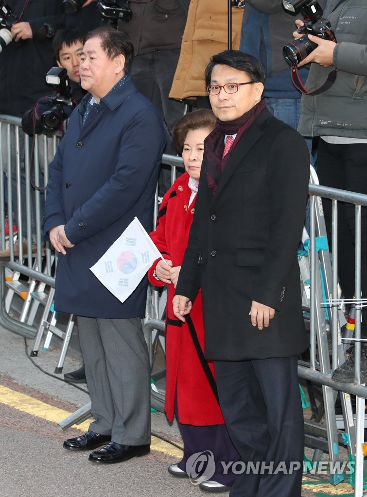 최경환-윤상현, 박 전 대통령 기다리며