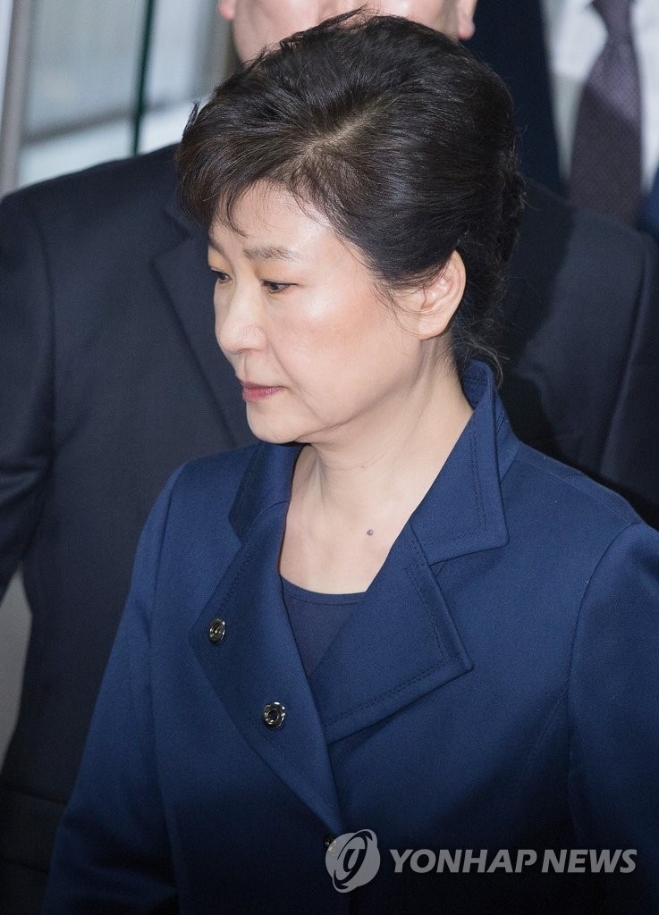 법원도착, 미소 사라진 박 전 대통령