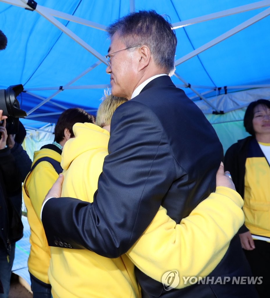 문재인, 세월호 가족 위로