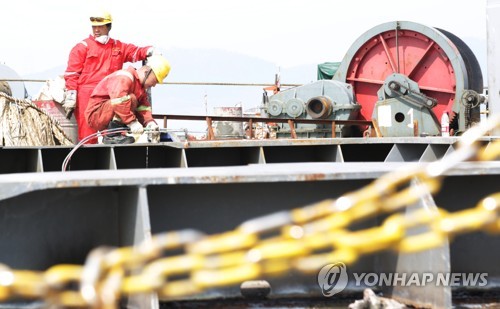 육상운송 준비하는 작업자들