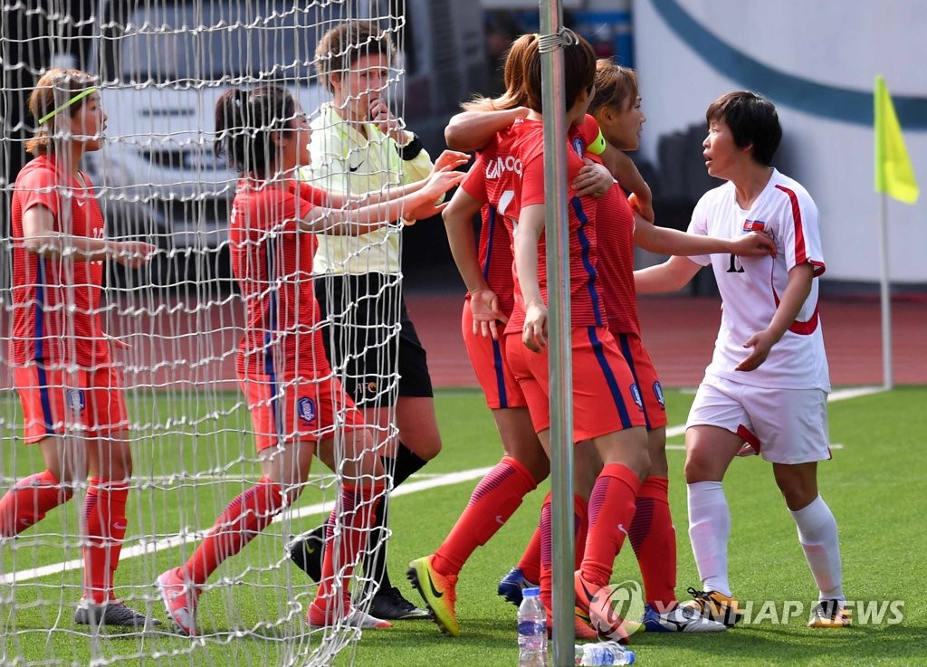 남북 여자축구 '신경전'