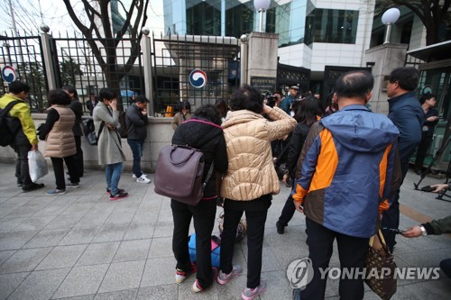 울고있는 스텔라데이지호 선원 가족들
