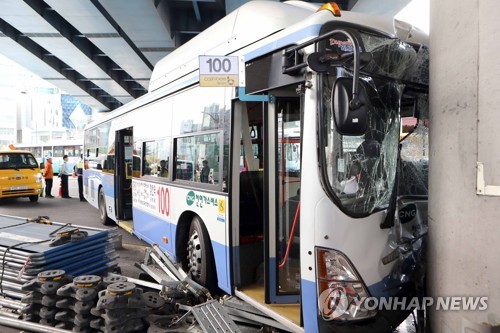 교각 들이받은 시내버스…12명 부상
