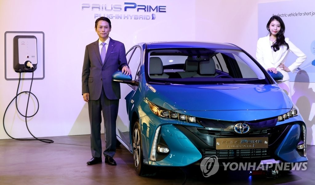 トヨタが韓国で発売した「プリウス・プライム」＝１１日、ソウル（聯合ニュース）