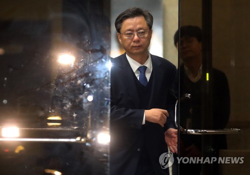 우병우 전 청와대 민정수석비서관이 2017년 4월 12일 새벽 귀가하기 위해 서울중앙지검을 나서고 있다. 이날 법원은 우 전 수석에 대한 검찰의 구속영장 청구를 기각했다.