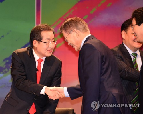 악수하는 홍준표-문재인