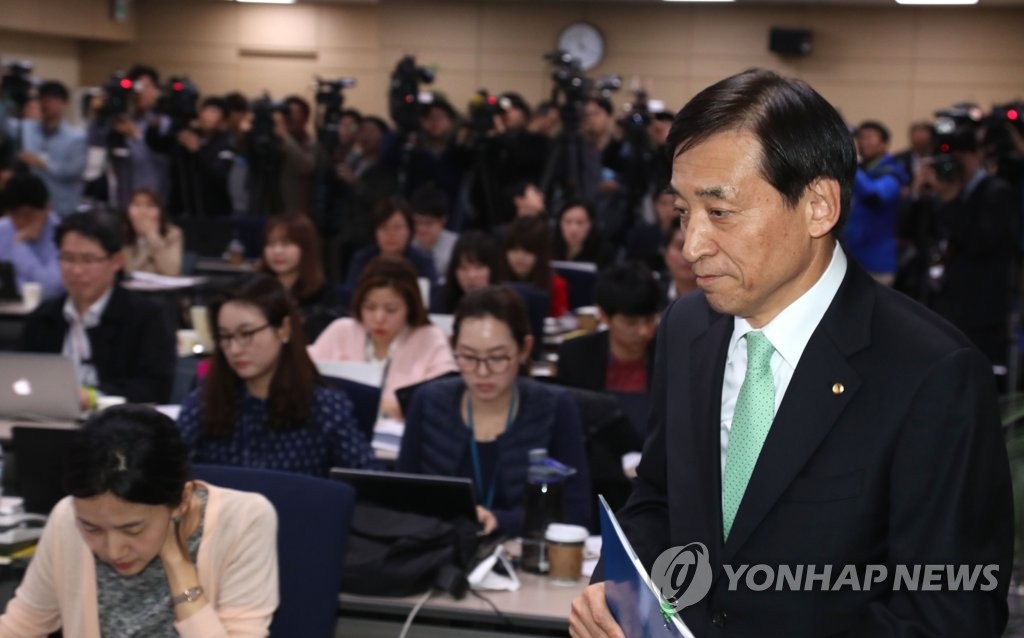 입장하는 이주열 총재