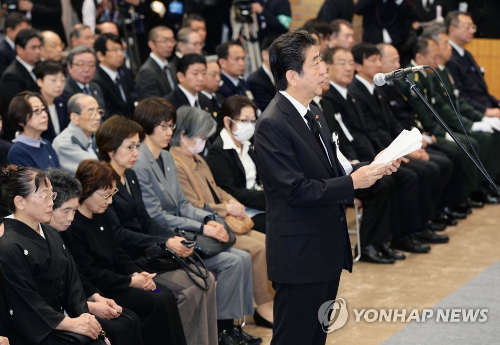 구마모토 강진 1년…추도식장 찾은 아베 일본 총리
