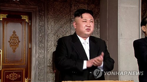 태양절 열병식 주석단에 참석한 김정은