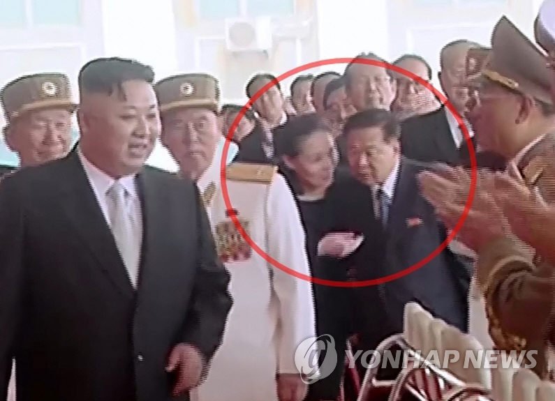 북한 김여정, 최룡해와 귀엣말로 밀담