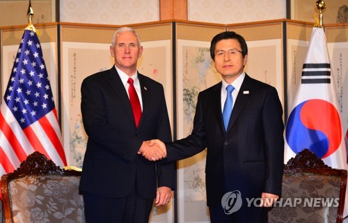 황 대행과 펜스 미 부통령 악수