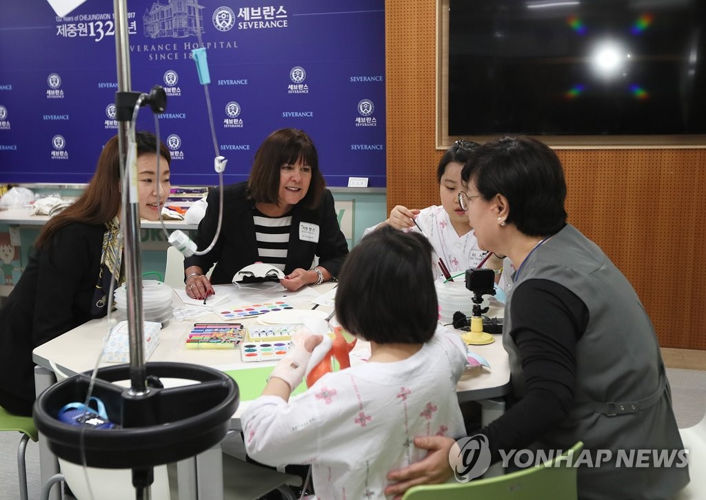 캐런 펜스 여사, 미술치료 프로그램 참관