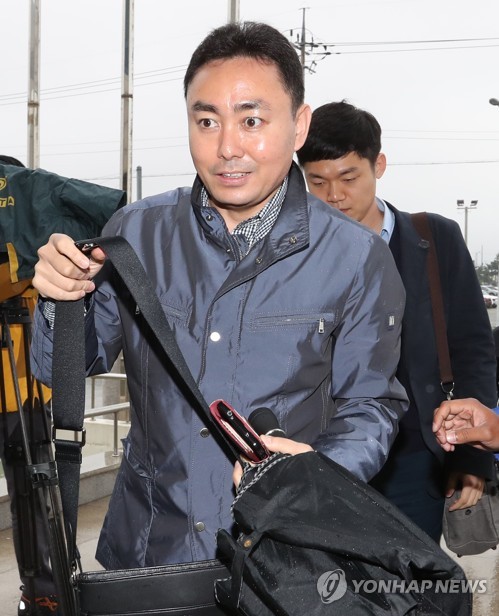 회의장 들어서는 국방부 유해발굴감식단