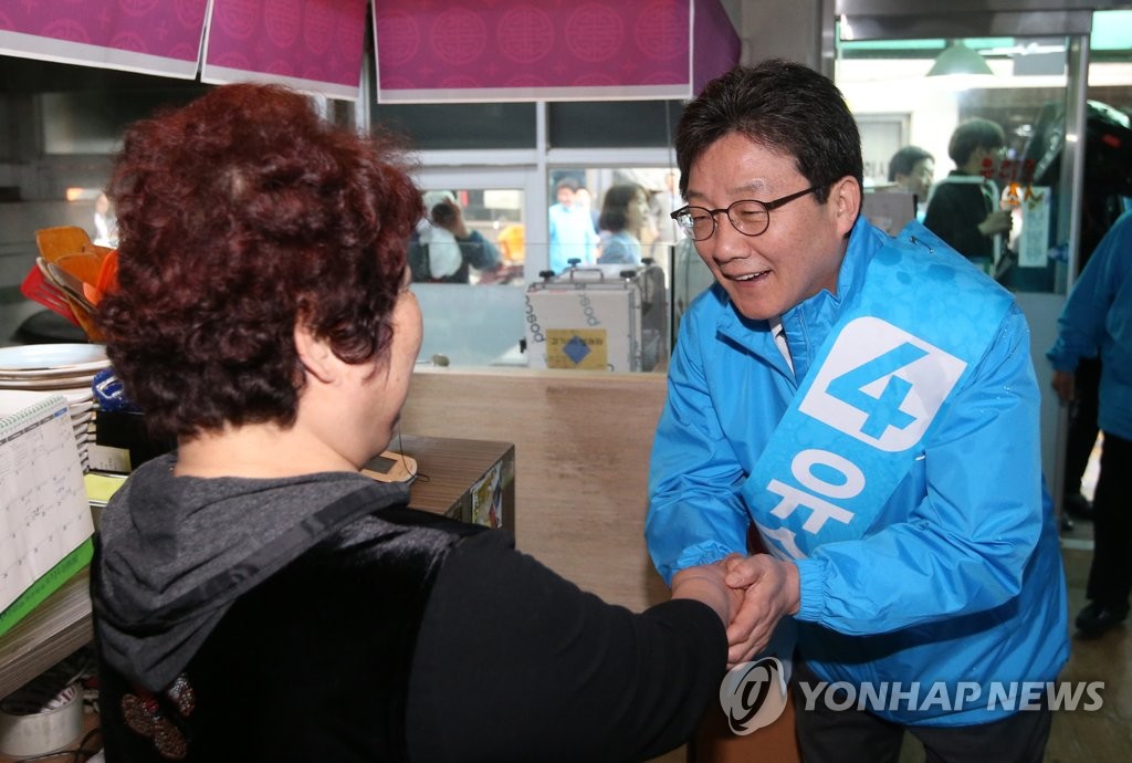 상인과 인사하는 유승민