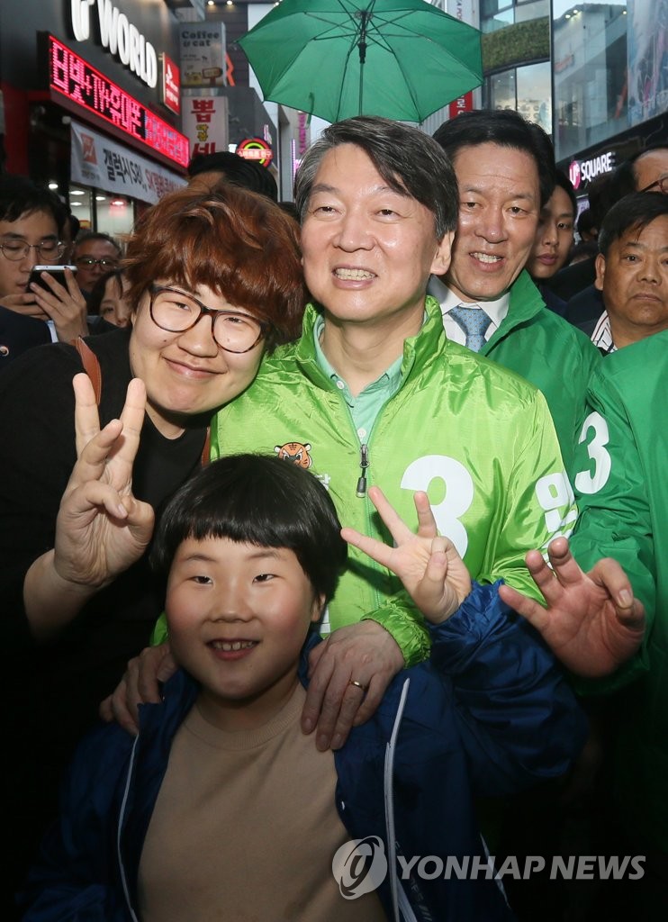 기념촬영하는 안철수