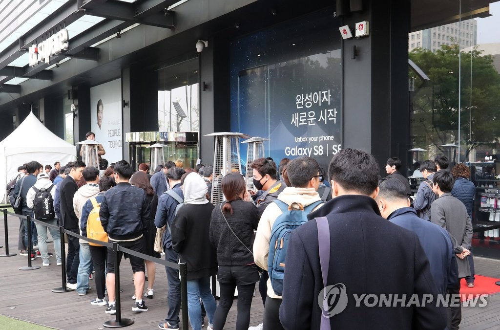 開通イベントが行われる会場の前で入場を待つ人たち＝１８日、ソウル（聯合ニュース）