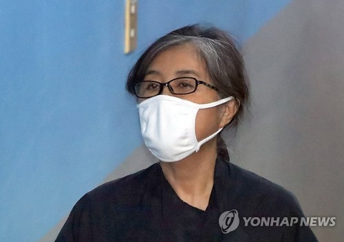 고개들고 법정 향하는 최순실